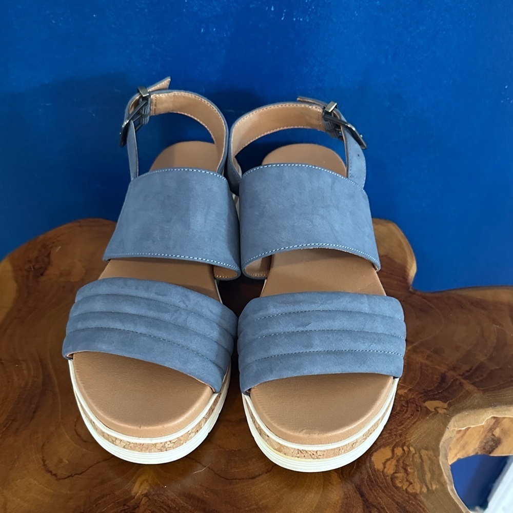 Women’s Adrienne Vittadini Blue Strap Parlan Summer Quilted Casual Sandals Sz 8